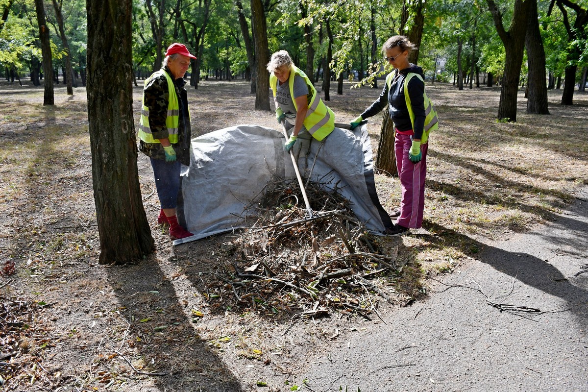 Працюють у скверах і парках: чим у Нікополі 19 вересня займаються комунальники (фото)