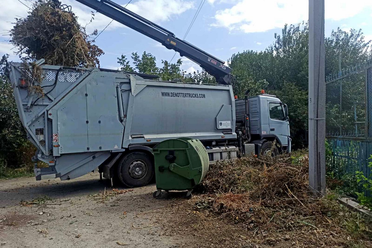 Працюють у скверах і парках: чим у Нікополі 19 вересня займаються комунальники (фото)