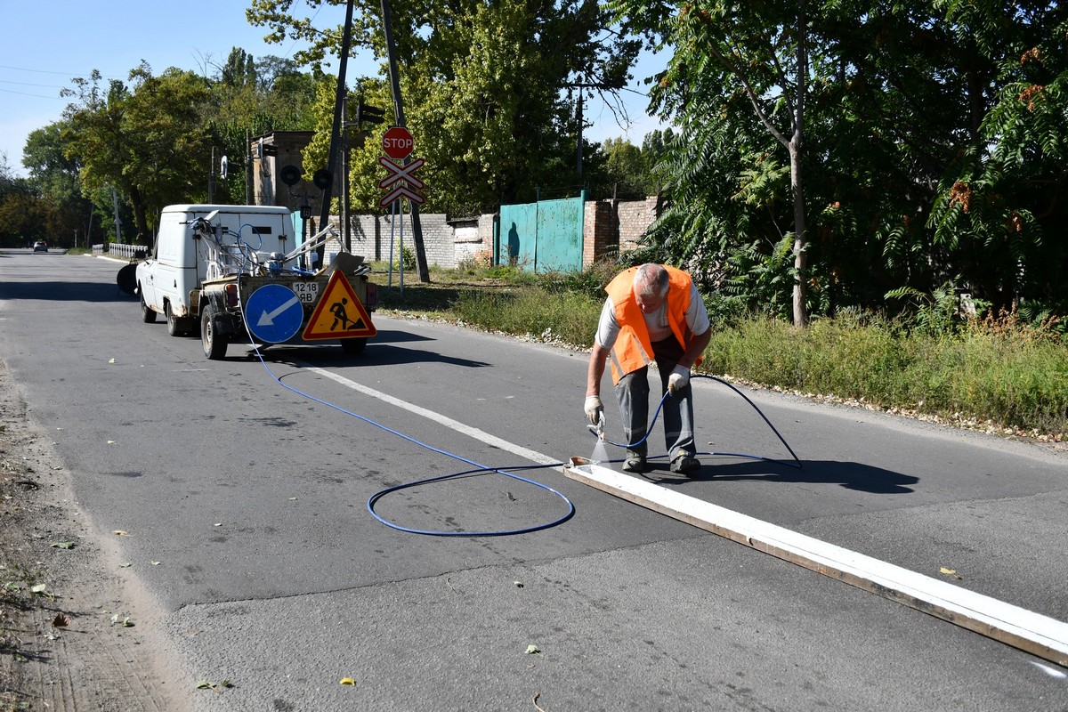 У Нікополі комунальники виконують роботи з благоустрою