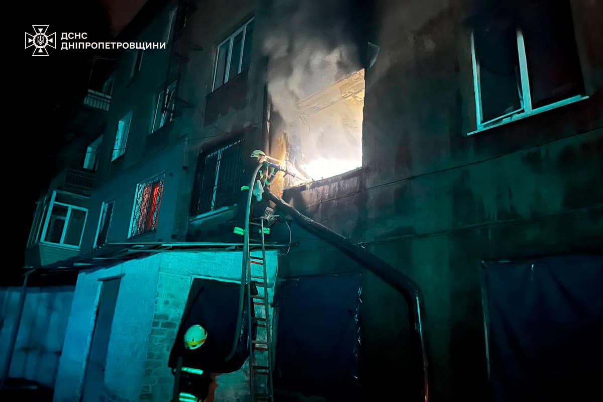 У Дніпрі з верхніх поверхів палаючої багатоповерхівки врятували: фото