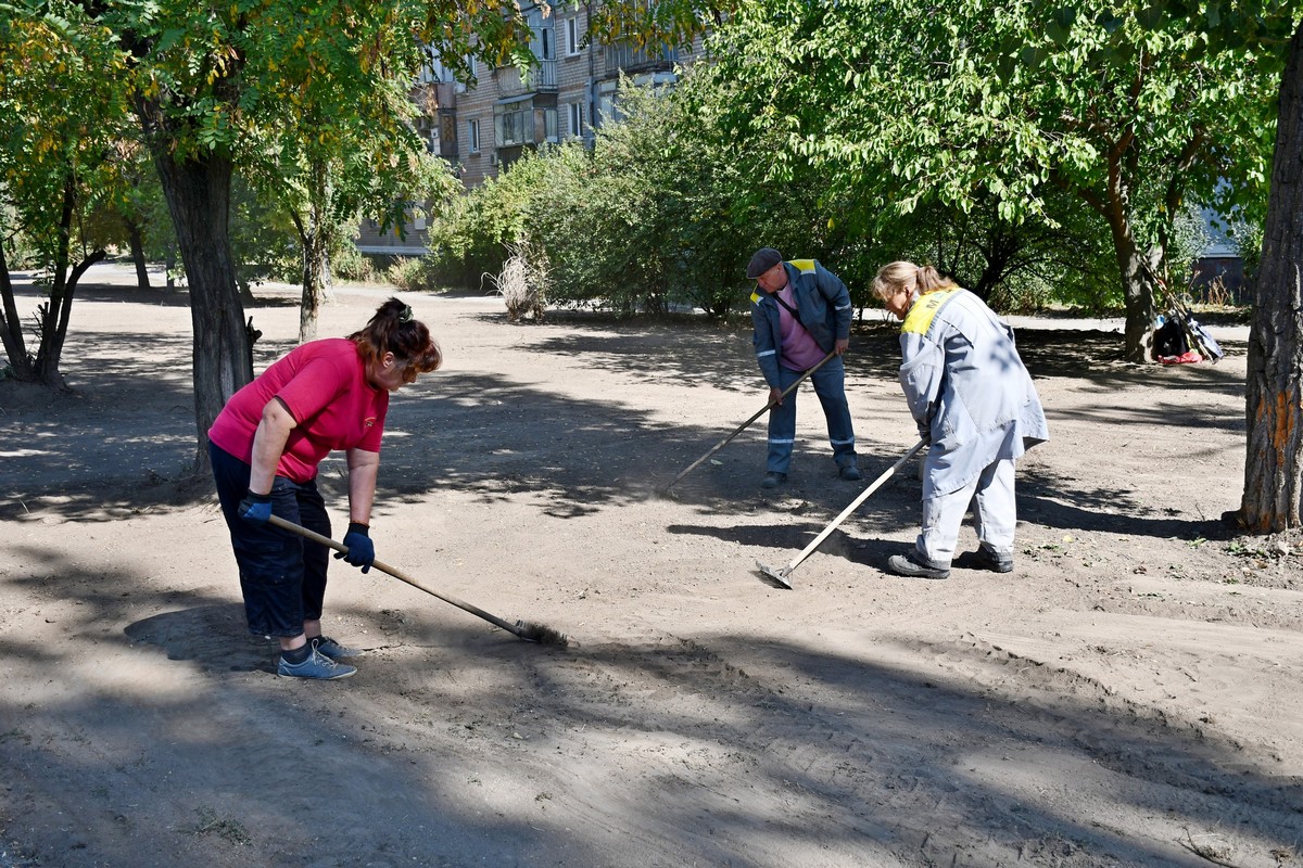 У Нікополі комунальники виконують роботи з благоустрою