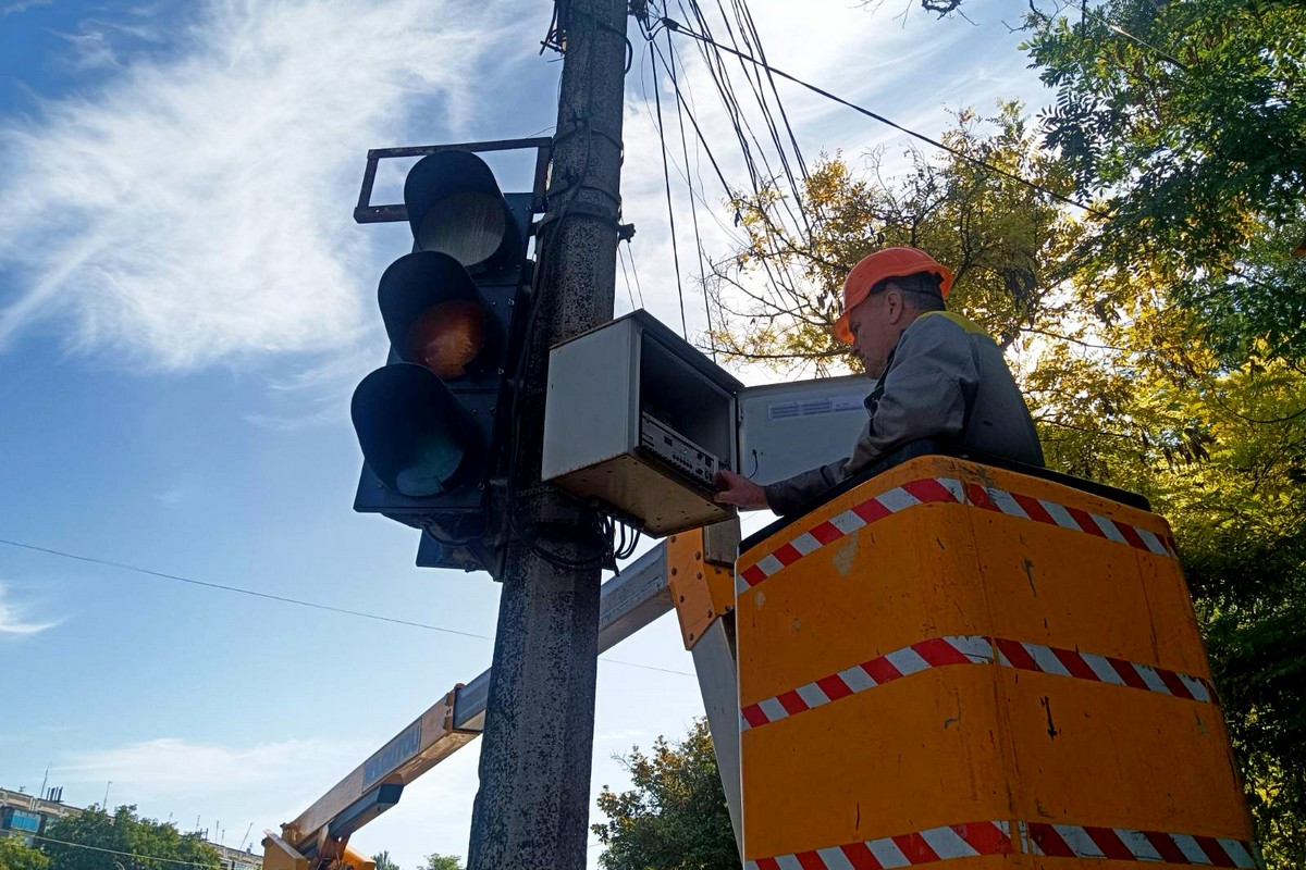 У Нікополі комунальники виконують роботи з благоустрою