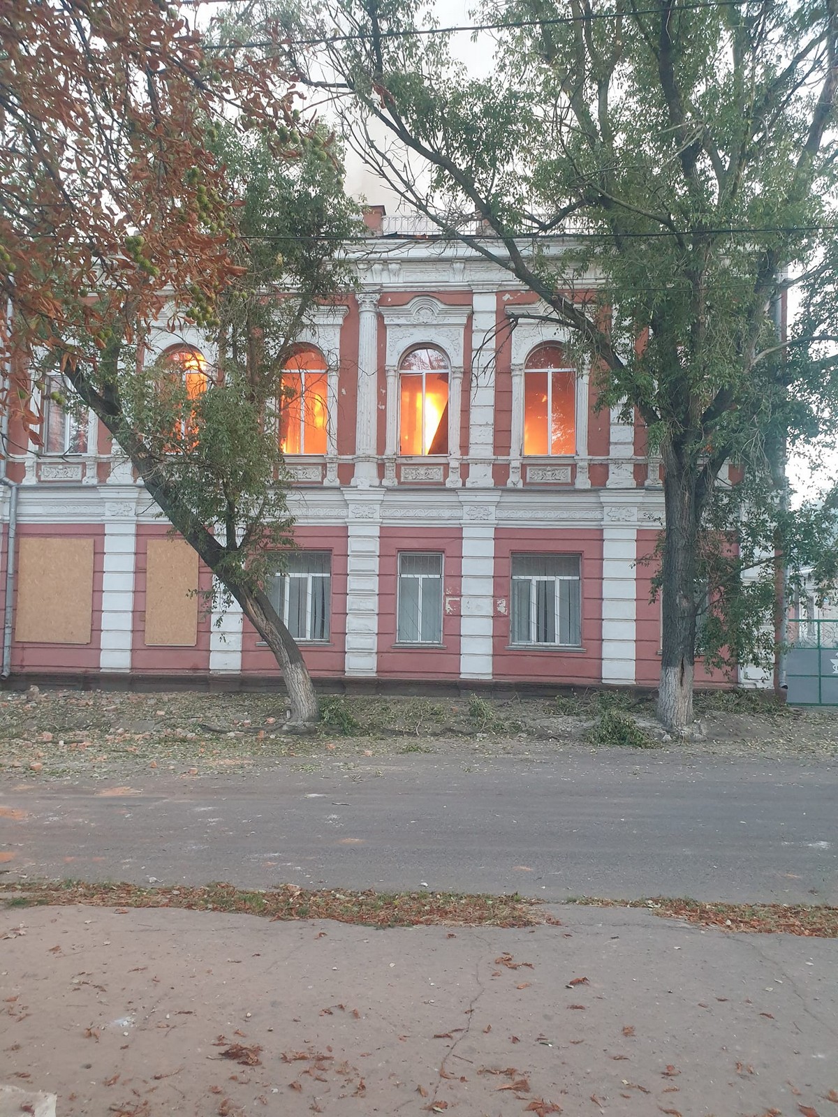 У мережі показали, як горить після удару медичний коледж у Нікополі  – одна з найкрасивіших будівель старого міста