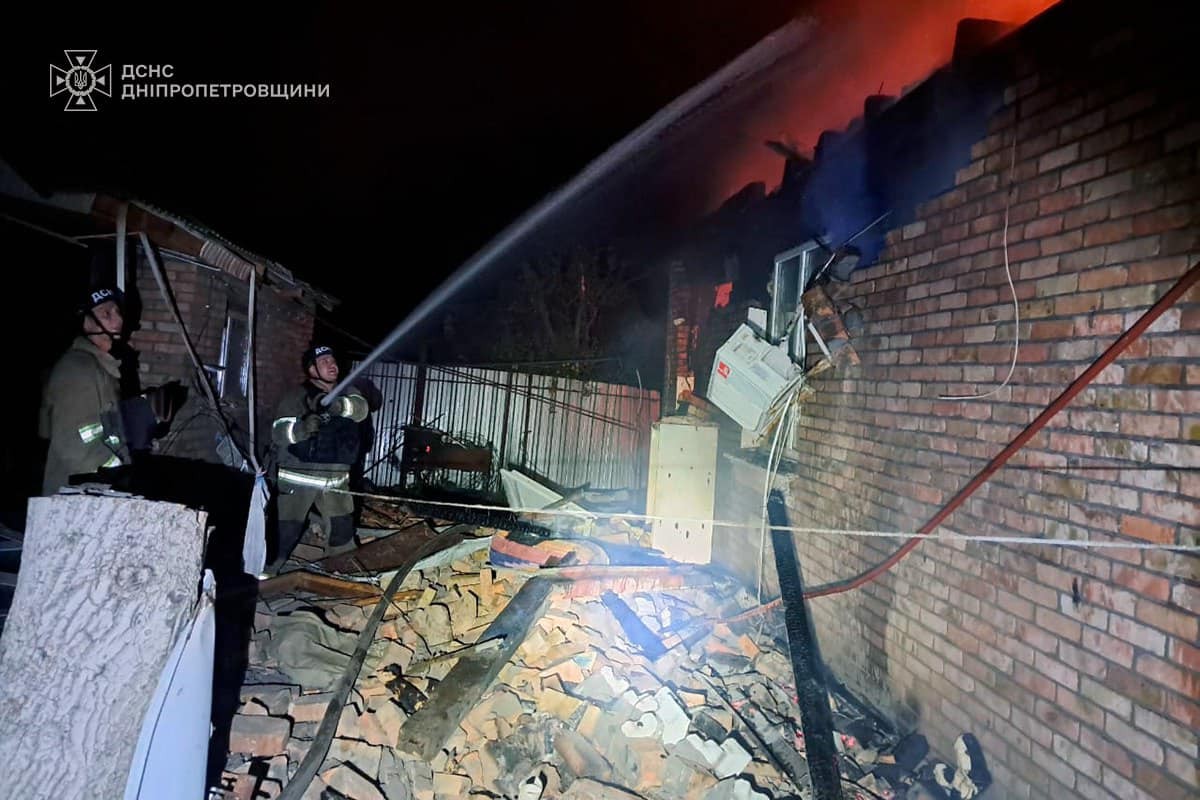 Горіло на площі 155 квадратів: рятувальники розповіли, як ліквідували пожежі після обстрілу у Марганці 1 Горіло на площі 155 квадратів: рятувальники розповіли, як ліквідували пожежі після обстрілу у Марганці
