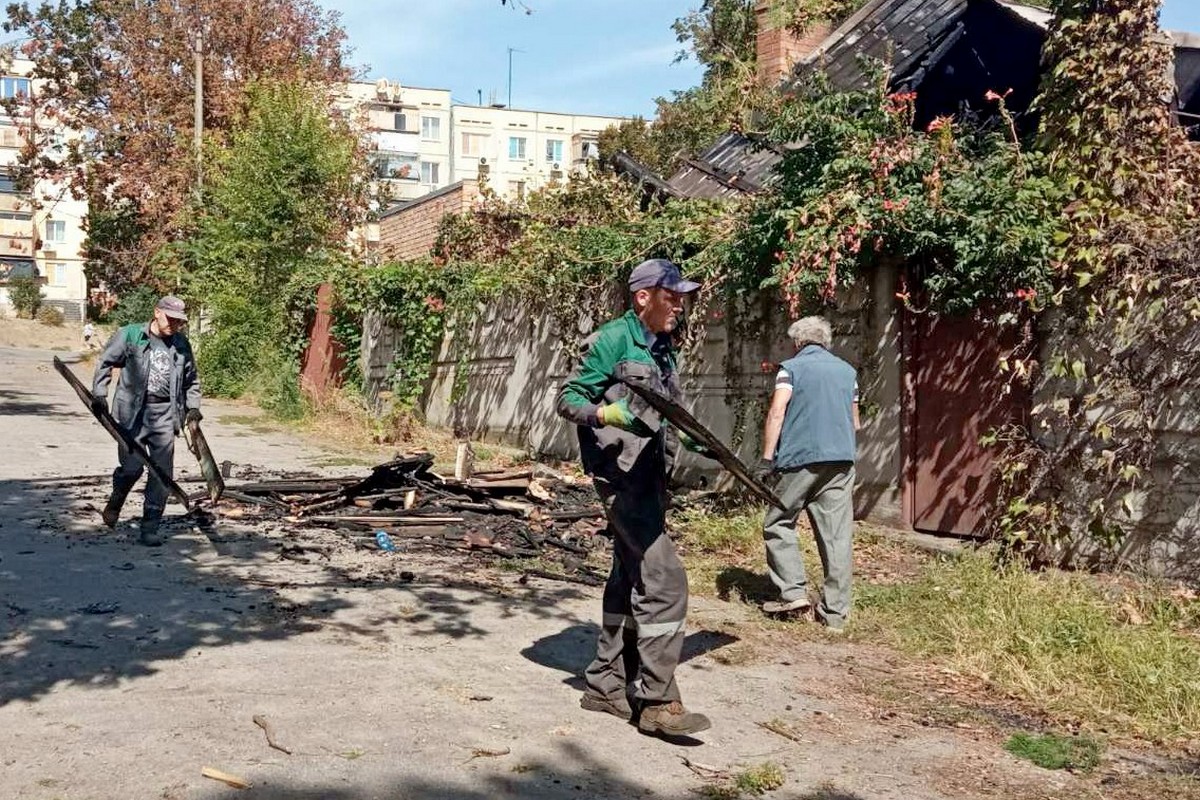  Терор Нікополя продовжується - ворог руйнує житло містян: фото