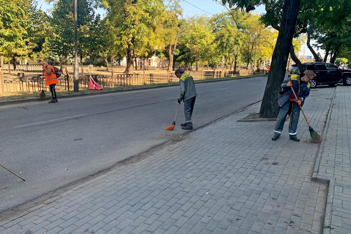 У Нікополі комунальники герметизують тріщини і оновлюють розмітку на вулицях міста