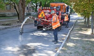 У Нікополі комунальники герметизують тріщини і оновлюють розмітку на вулицях міста