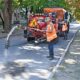 У Нікополі комунальники герметизують тріщини і оновлюють розмітку на вулицях міста