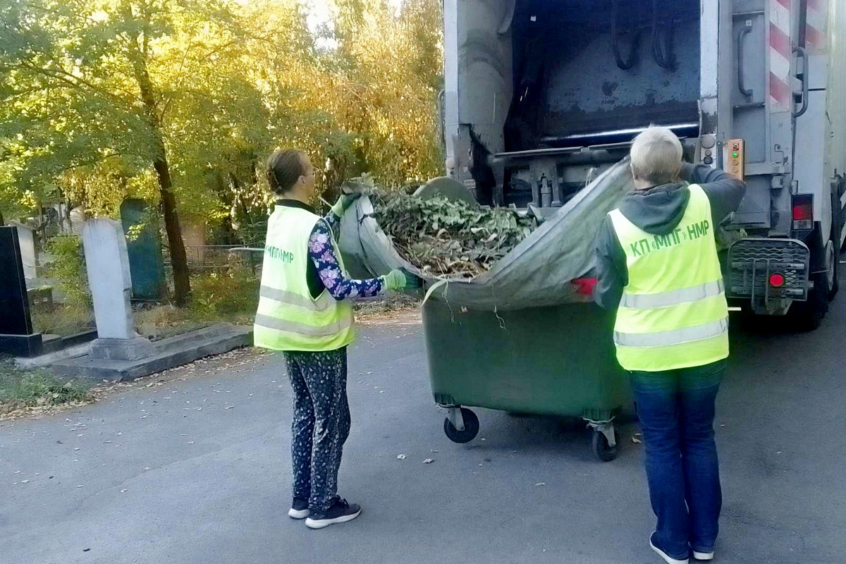 Навіть в умовах війни комунальники утримують Нікополь в чистоті: чим займаються на цьому тижні (фото)