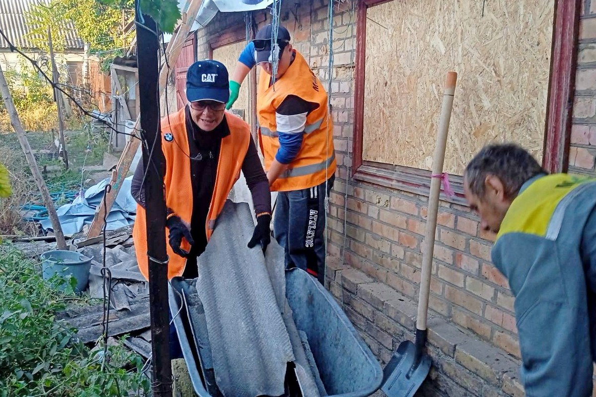 У Нікополі комунальники допомагають усувати наслідки атак: фото