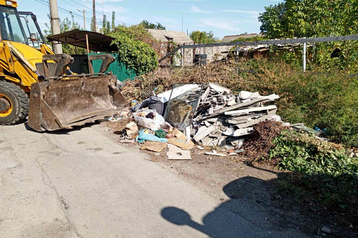 У Нікополі комунальники допомагають усувати наслідки атак: фото