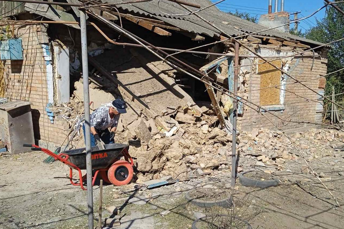 У Нікополі комунальники допомагають усувати наслідки атак: фото