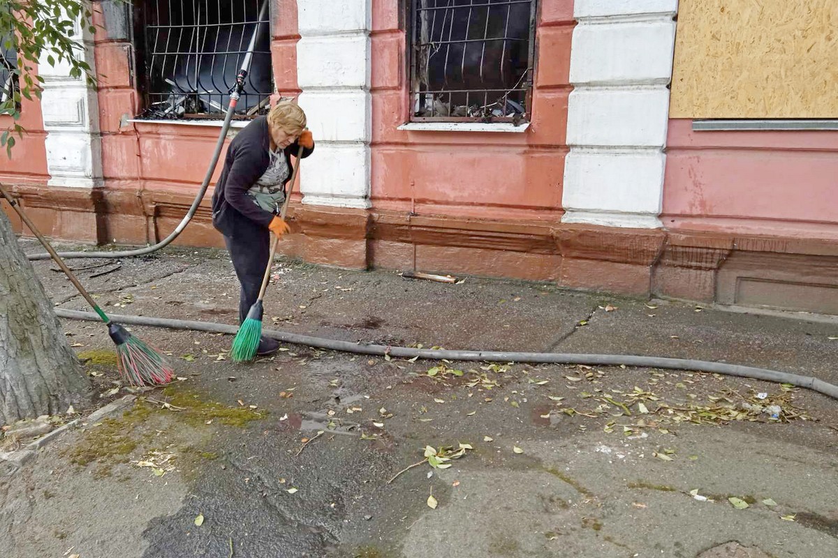 У Нікополі комунальники допомагають усувати наслідки атак: фото