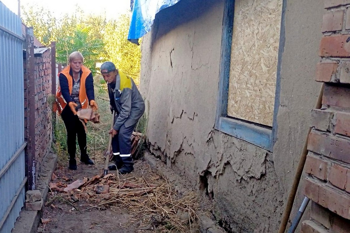 У Нікополі комунальники допомагають усувати наслідки атак: фото