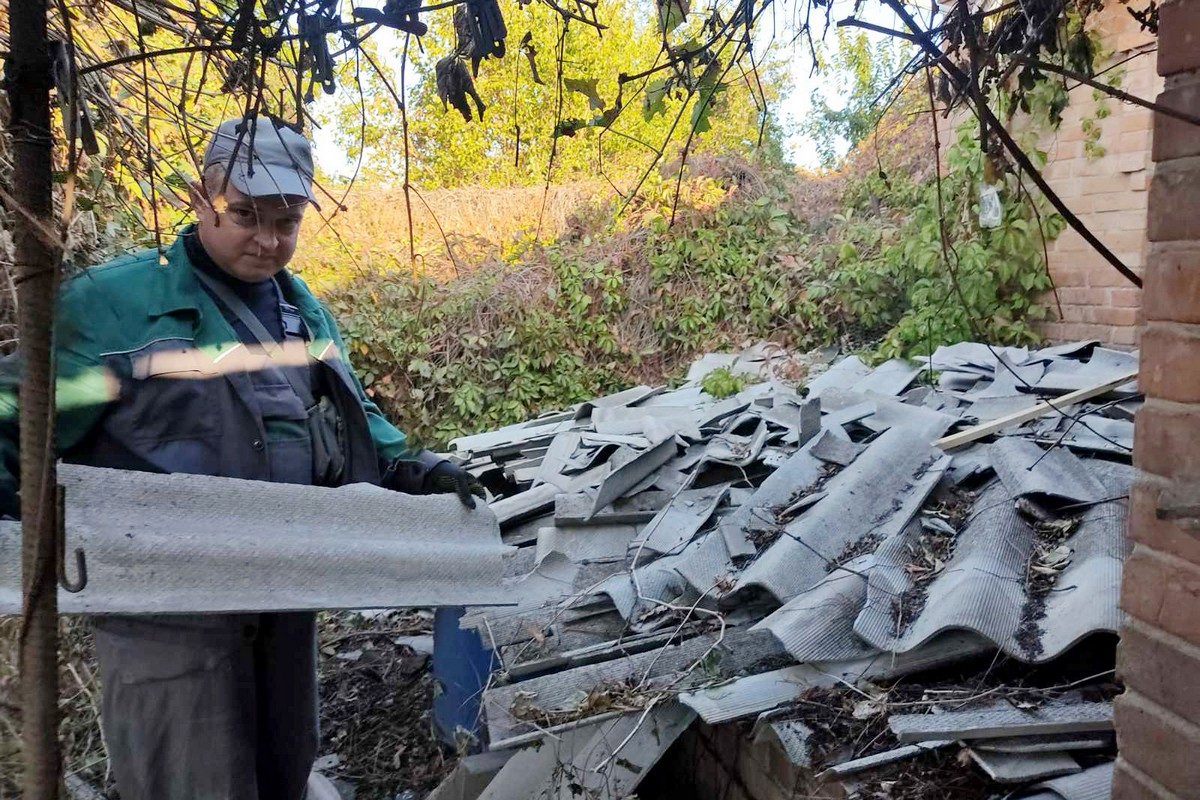 У Нікополі комунальники допомагають усувати наслідки атак: фото