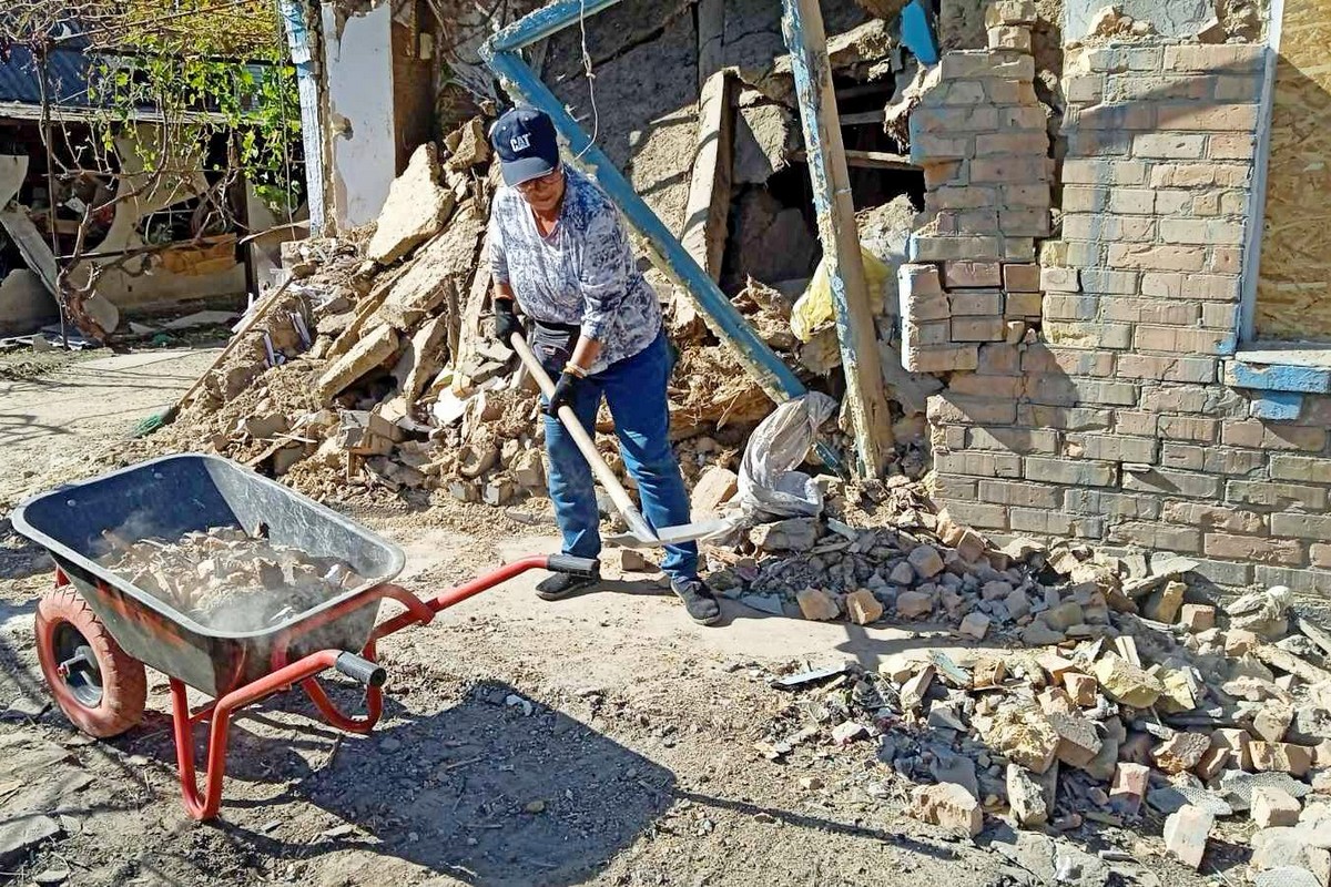 У Нікополі комунальники допомагають усувати наслідки атак: фото