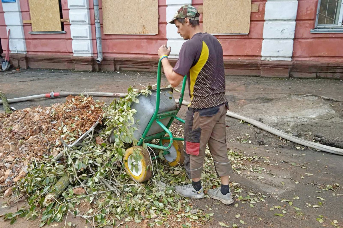 У Нікополі комунальники допомагають усувати наслідки атак: фото