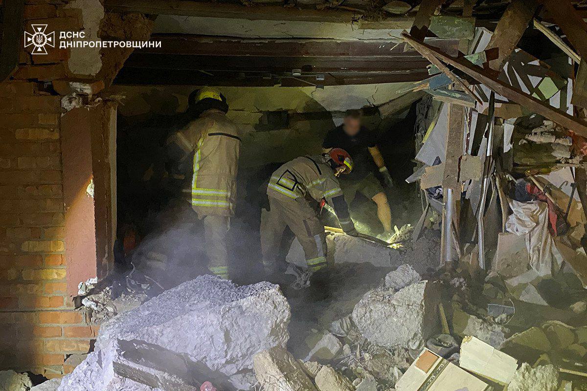 Як ліквідували наслідки ворожих атак по Дніпро і Кривому Рогу,  показали рятувальники 2