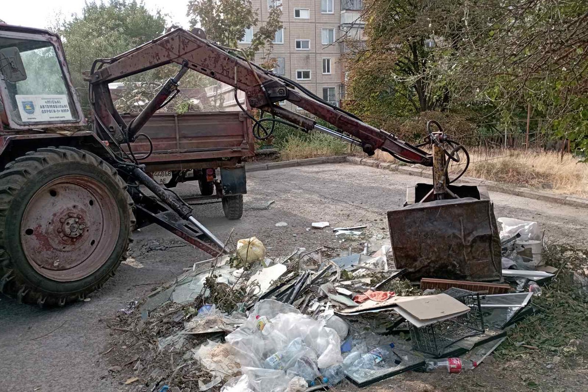 Як у Нікополі ліквідовували наслідки обстрілів протягом тижня, розповіли у міській раді 21