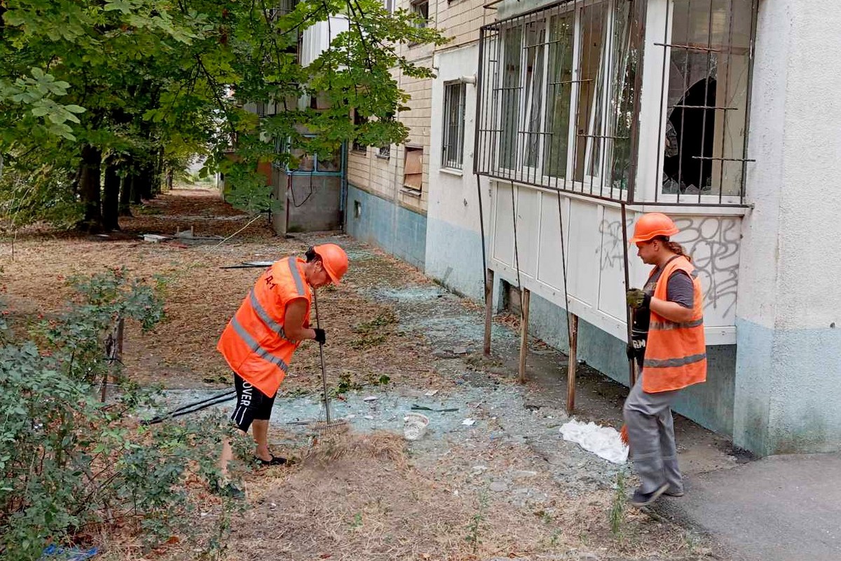 Як у Нікополі ліквідовували наслідки обстрілів протягом тижня, розповіли у міській раді 6