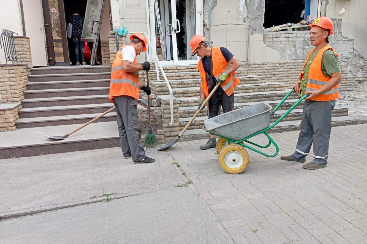 Як у Нікополі ліквідовували наслідки обстрілів протягом тижня, розповіли у міській раді 8