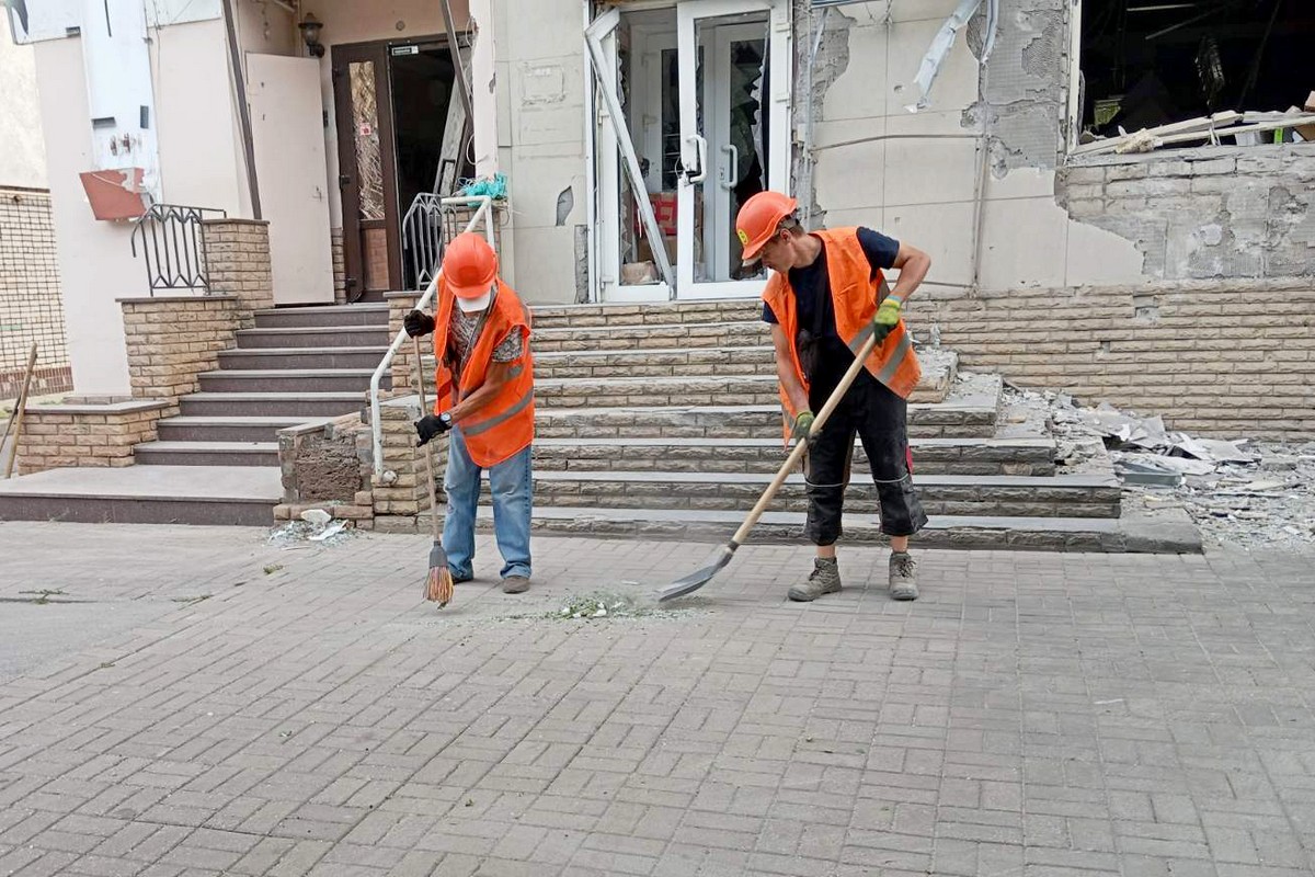 Як у Нікополі ліквідовували наслідки обстрілів протягом тижня, розповіли у міській раді 9