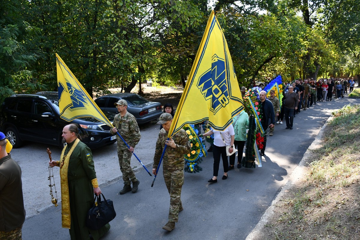 Нікополь провів в останню путь ще одного Захисника 10