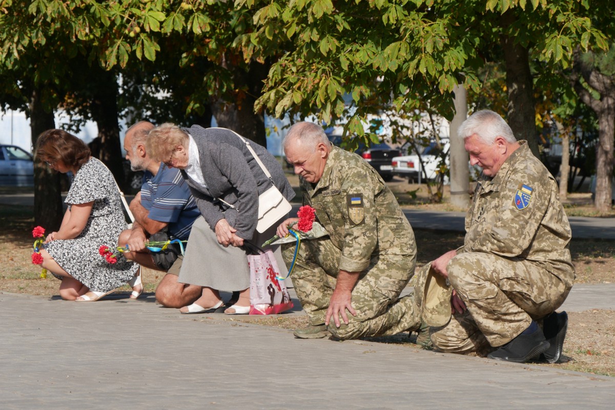 У Покрові сьогодні провели в останню путь Захисника: фото