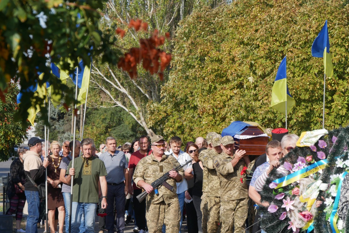 У Покрові сьогодні провели в останню путь Захисника: фото