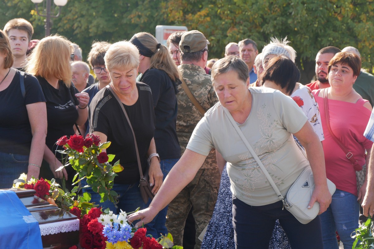 У Покрові сьогодні провели в останню путь Захисника: фото