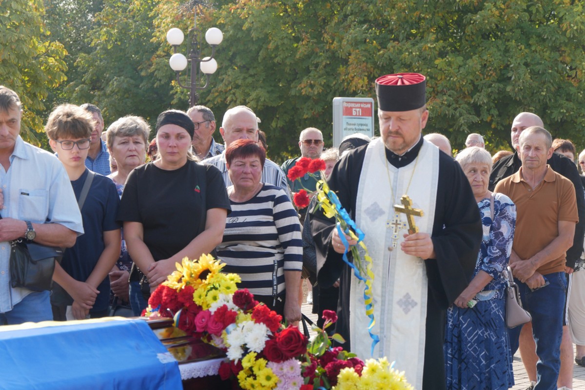 У Покрові сьогодні провели в останню путь працівника НЗФ, який загинув на фронті після 2 місяців служби