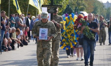 У Покрові сьогодні провели в останню путь Захисника: фото