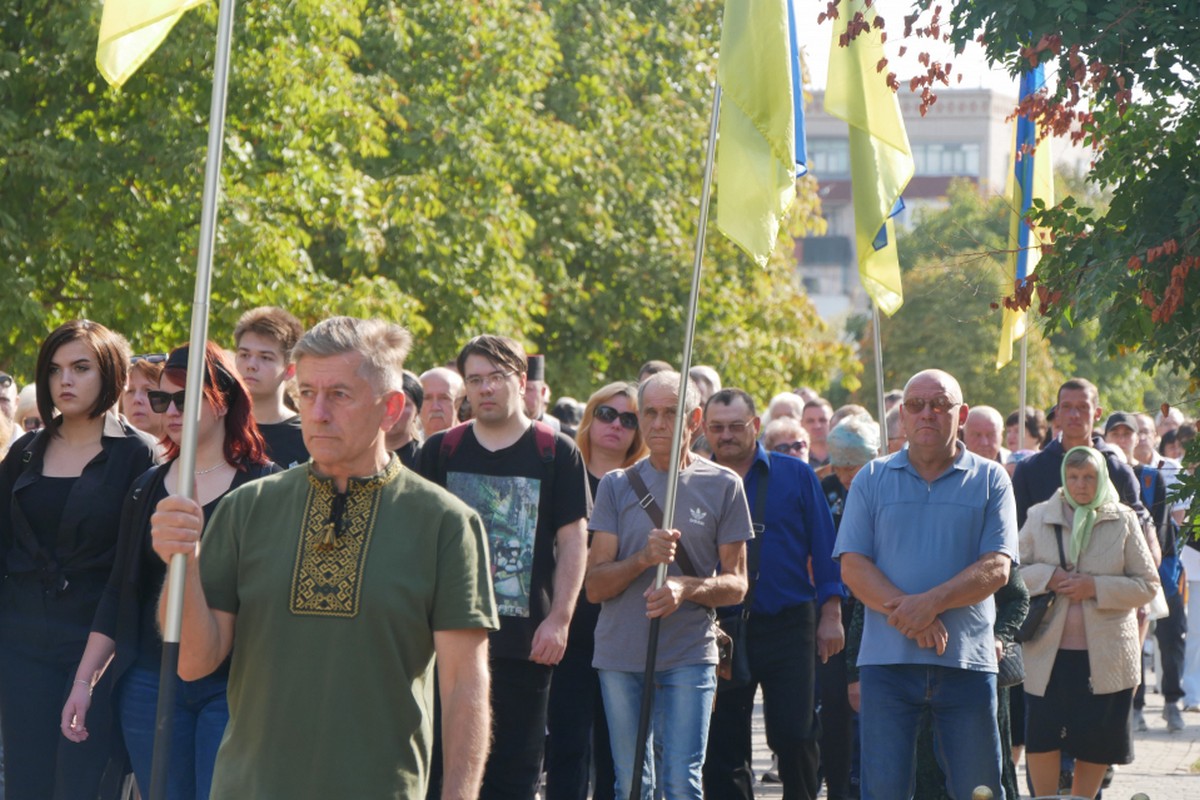 У Покрові сьогодні провели в останню путь Захисника: фото