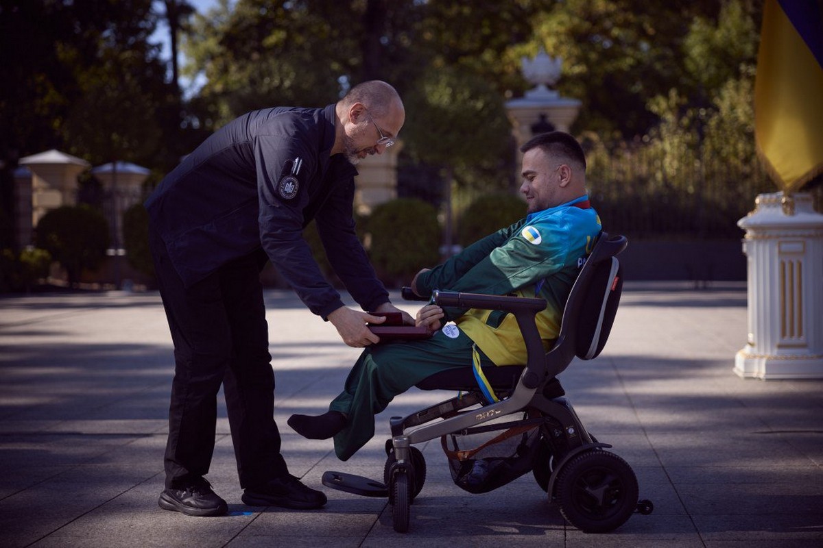 Призери Паралімпіади 2024 з  Нікополя отримали нагороди від Президента  України Володимира Зеленського 2