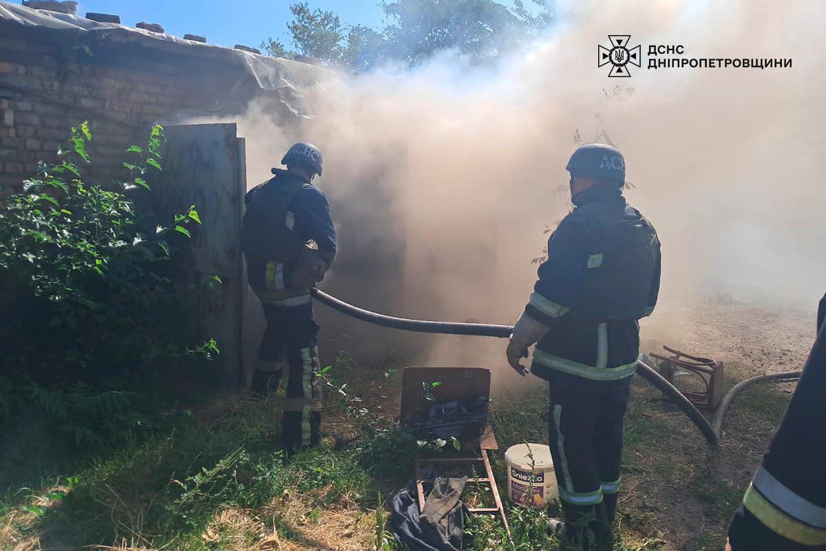 Внаслідок обстрілу Нікополя сталися дві пожежі 2