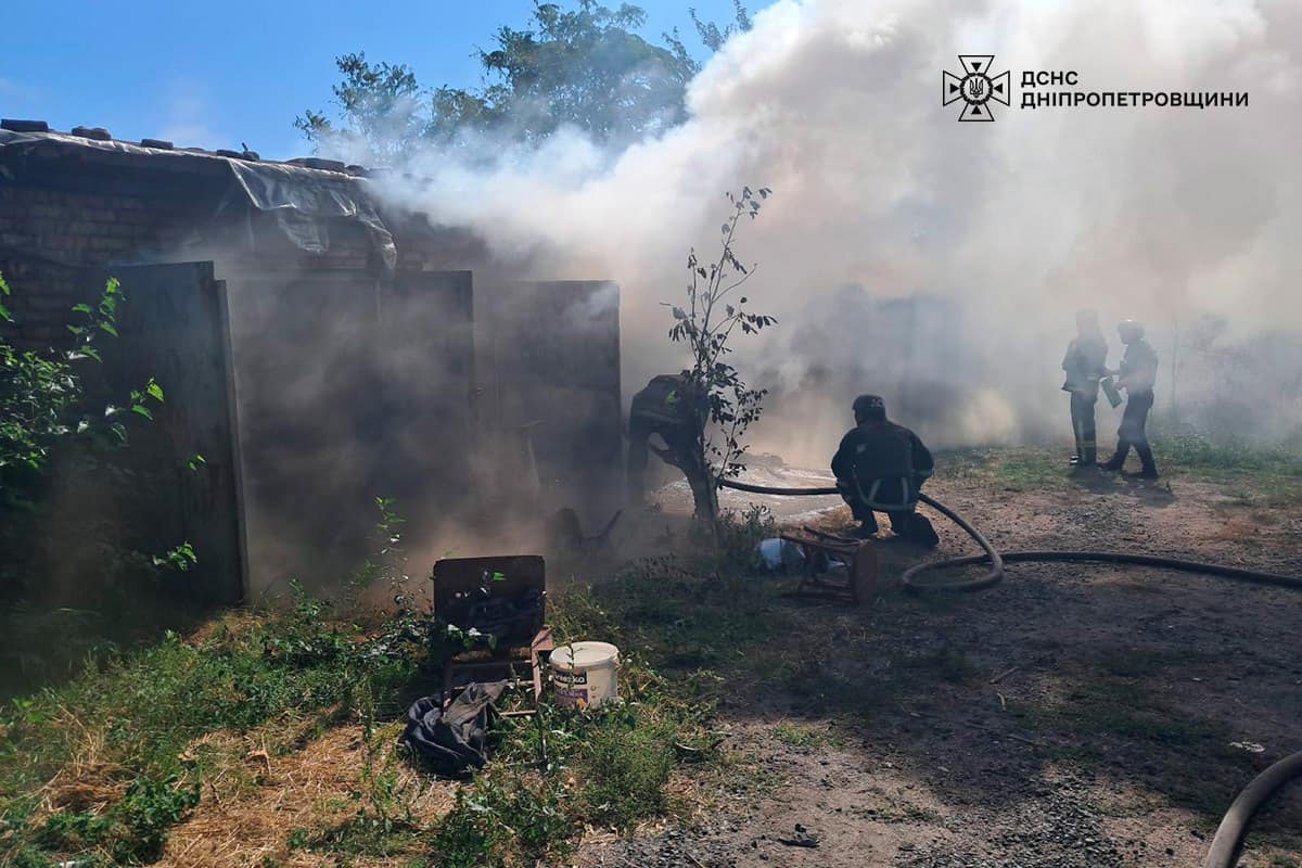 Внаслідок обстрілу Нікополя сталися дві пожежі 4