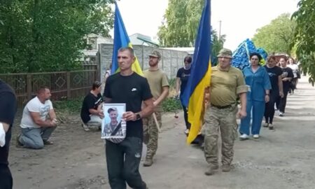 Приїхали і бойові побратими: на Нікопольщині провели в останню путь померлого Захисника (відео)