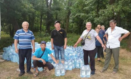 Продуктові набори, а також вода у Марганці регулярно роздаються мешканцям у якості гуманітарної допомоги. Зокрема, громаді допомагає міжнародна організація GEM.