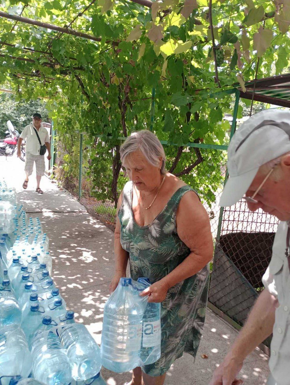 Вода у Марганці і продуктові набори: фото