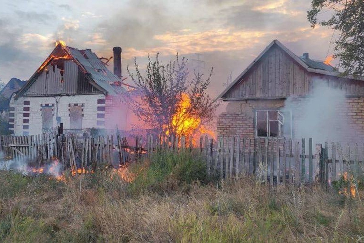 Через обстріли Нікопольщини виникли пожежі: як пройшла ніч на Дніпропетровщині