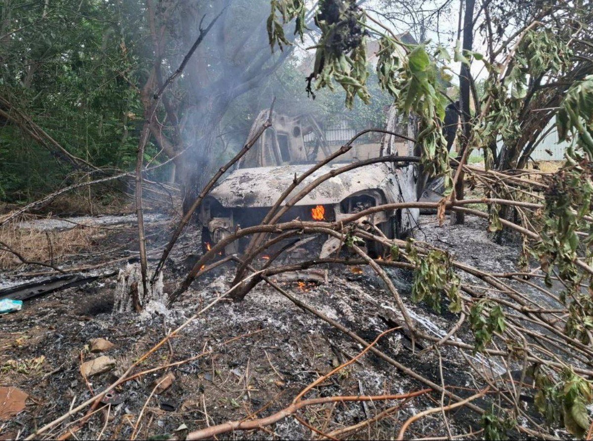 У Нікополі понівечено адмінбудівлю, дитсадок, зайнялося авто, під обстрілами був і район (фото)