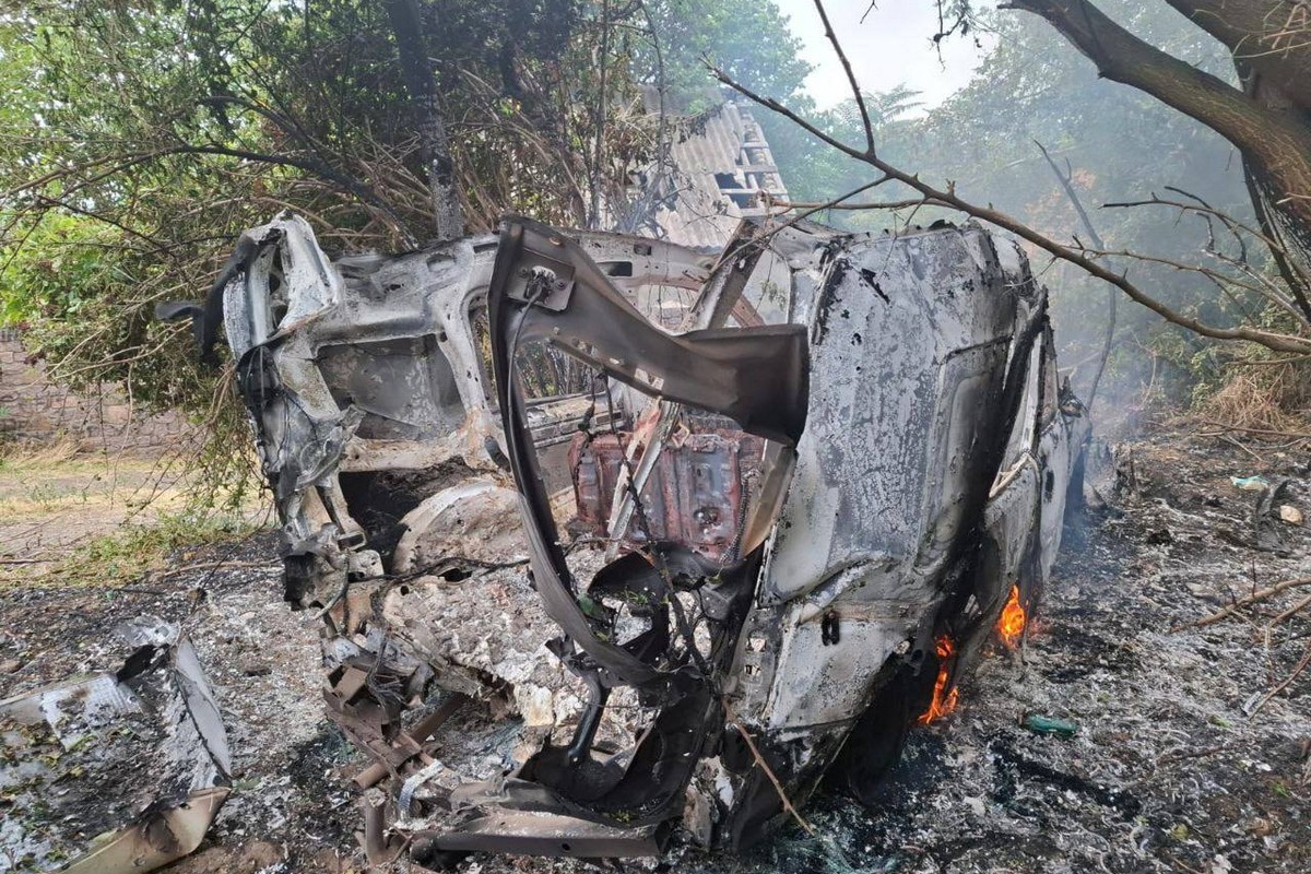 У Нікополі понівечено адмінбудівлю, дитсадок, зайнялося авто, під обстрілами був і район (фото)