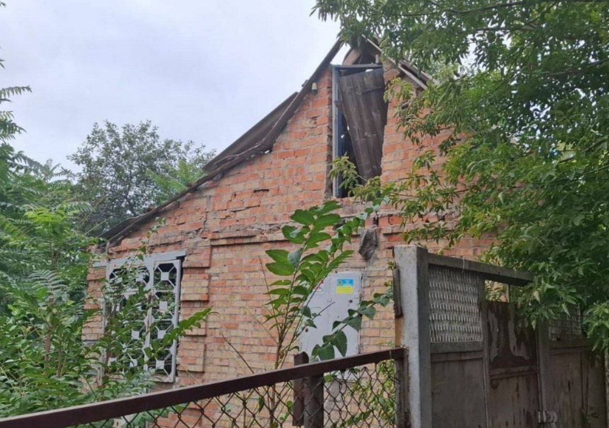 У Нікополі понівечено адмінбудівлю, дитсадок, зайнялося авто, під обстрілами був і район (фото)