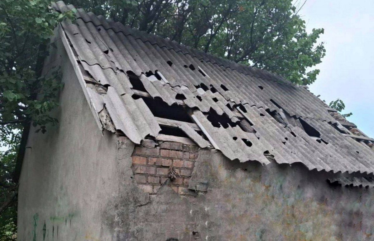 У Нікополі понівечено адмінбудівлю, дитсадок, зайнялося авто, під обстрілами був і район (фото)