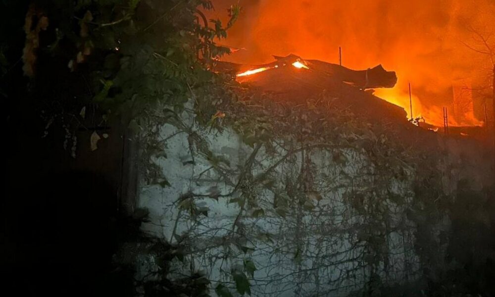 У Нікополі двоє поранених, понівечено багатоповерхівки, виникла пожежа, обстрілювали окупанти і район