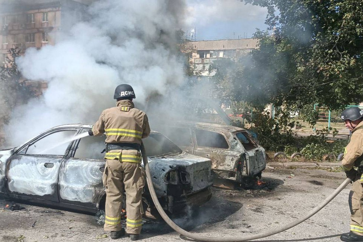 Понівечено адмінбудівлі, багатоповерхівки, навчальні заклади: Нікопольщина біла під обстрілами весь день, вдарив ворог і по Криворіжжю