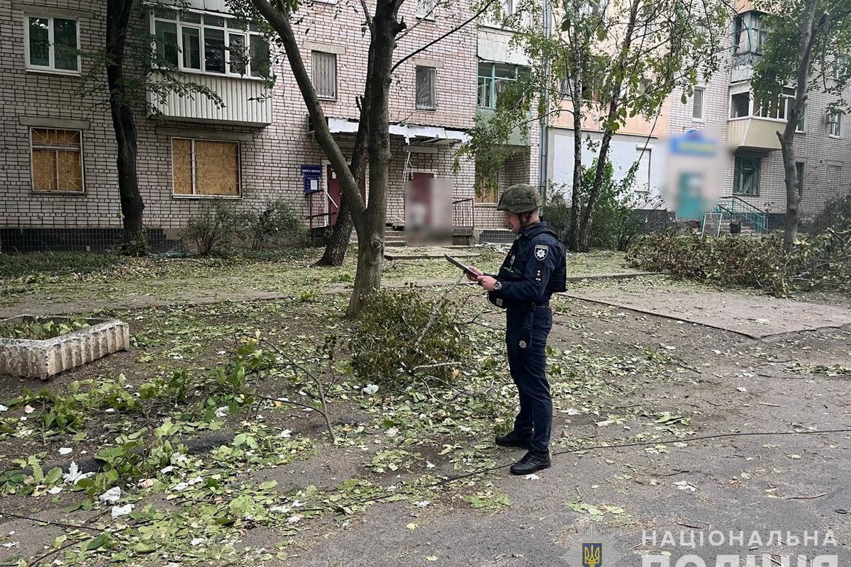 Ворог поцілив біля адмінбудівлі в центрі міста: поліція про наслідки обстрілів Нікополя і Марганця