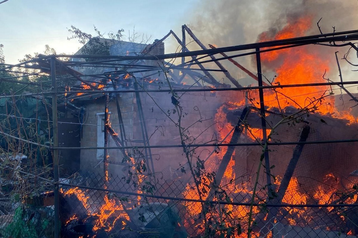 Є постраждалий, сталася пожежа, у Нікополі понівечено дві АЗС і багатоповерхівка – район пережив 20 атак за день