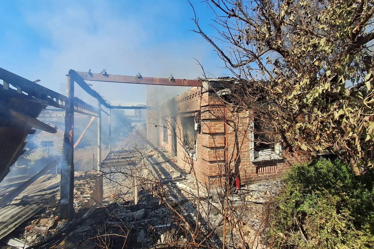 Поранено чоловіка, загинула свійська птиця, горіли будинки: Нікополь і район весь день під ворожим вогнем