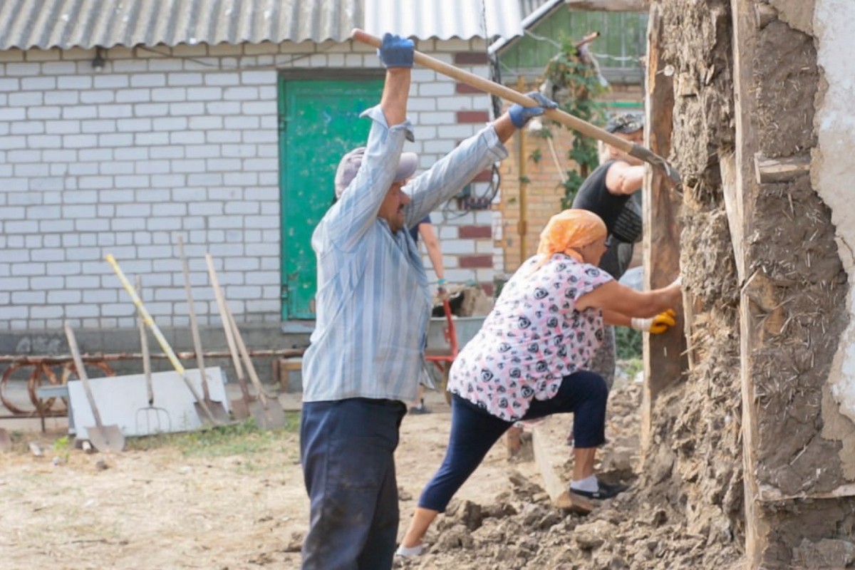 у Червоногригорівській громаді комунальники допомагають людям ліквідовувати наслідки обстрілів